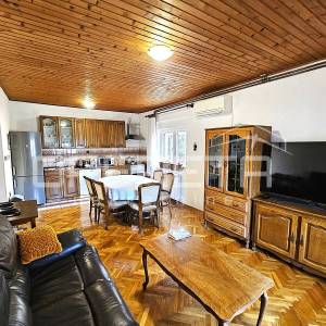 Obiteljska kuća s tri stana u centru Imotskog – vrt, dvorište i garaža