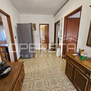 Obiteljska kuća s tri stana u centru Imotskog – vrt, dvorište i garaža