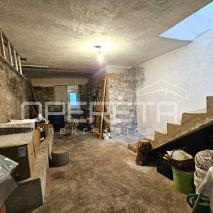 Obiteljska kuća s tri stana u centru Imotskog – vrt, dvorište i garaža