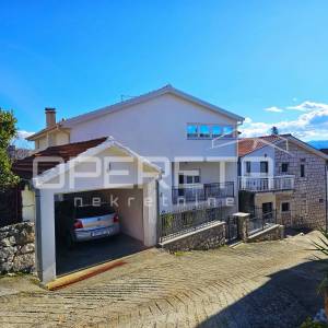 Obiteljska kuća s tri stana u centru Imotskog – vrt, dvorište i garaža