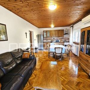 Obiteljska kuća s tri stana u centru Imotskog – vrt, dvorište i garaža