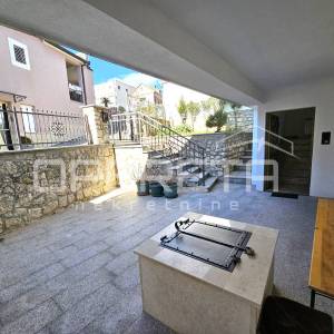 Obiteljska kuća s tri stana u centru Imotskog – vrt, dvorište i garaža