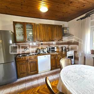 Obiteljska kuća s tri stana u centru Imotskog – vrt, dvorište i garaža