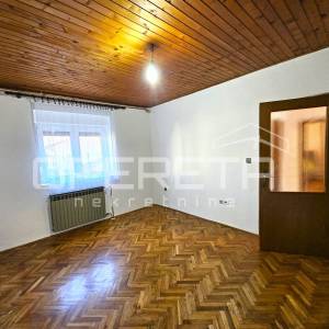 Obiteljska kuća s tri stana u centru Imotskog – vrt, dvorište i garaža