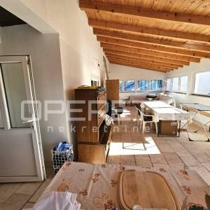 Obiteljska kuća s tri stana u centru Imotskog – vrt, dvorište i garaža