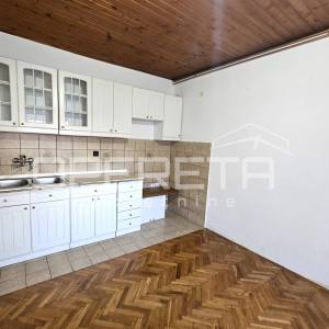 Obiteljska kuća s tri stana u centru Imotskog – vrt, dvorište i garaža