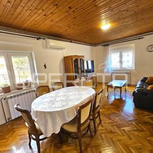 Obiteljska kuća s tri stana u centru Imotskog – vrt, dvorište i garaža