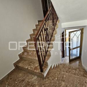 Obiteljska kuća s tri stana u centru Imotskog – vrt, dvorište i garaža