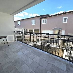 Obiteljska kuća s tri stana u centru Imotskog – vrt, dvorište i garaža