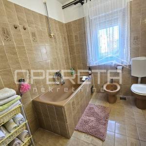 Obiteljska kuća s tri stana u centru Imotskog – vrt, dvorište i garaža