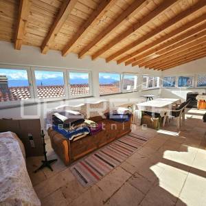 Obiteljska kuća s tri stana u centru Imotskog – vrt, dvorište i garaža