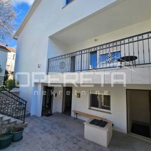 Obiteljska kuća s tri stana u centru Imotskog – vrt, dvorište i garaža