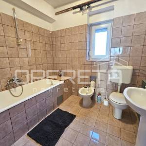 Obiteljska kuća s tri stana u centru Imotskog – vrt, dvorište i garaža