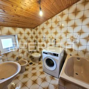 Obiteljska kuća s tri stana u centru Imotskog – vrt, dvorište i garaža