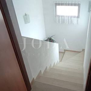 Obiteljska kuća sa tri stana,POREČ okolica