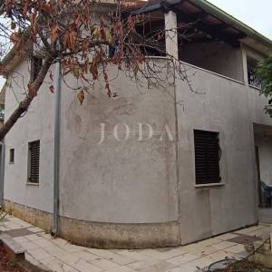 Obiteljska kuća sa tri stana,POREČ okolica