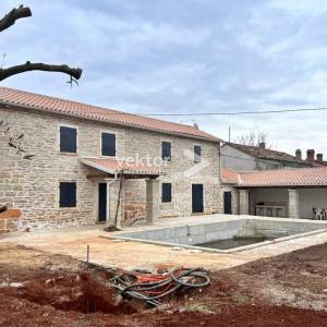 Okolica Barbana, kamena kuća s bazenom u fazi uređenja