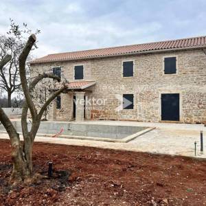 Okolica Barbana, kamena kuća s bazenom u fazi uređenja
