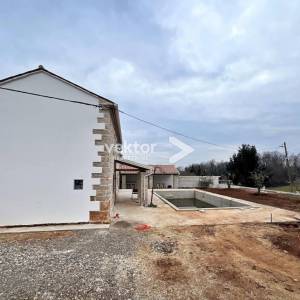 Okolica Barbana, kamena kuća s bazenom u fazi uređenja