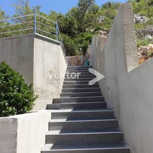 Okolica Senja, nova kuća s bazenom 