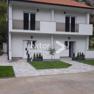 Okolica Senja, nova kuća s bazenom 