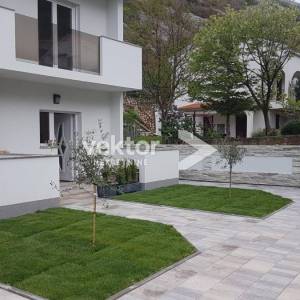 Okolica Senja, nova kuća s bazenom 