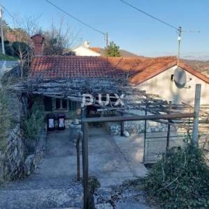 OPATIJA, IČIĆI, POLJANE- građevinsko zemljište s kućom za adaptaciju i predivnim pogledom na more i otoke