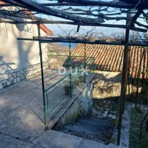 OPATIJA, IČIĆI, POLJANE- građevinsko zemljište s kućom za adaptaciju i predivnim pogledom na more i otoke