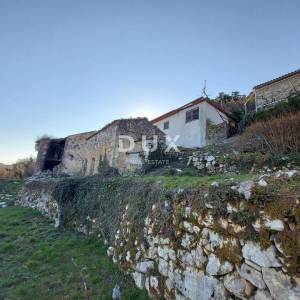 OPATIJA, IČIĆI, POLJANE- građevinsko zemljište 2231m2 s 3 kuće starine 250m2 s panoramskim pogledom na more 