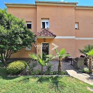 Opatija, okolica, atraktivna kuća s bazenom, idealna za investiciju