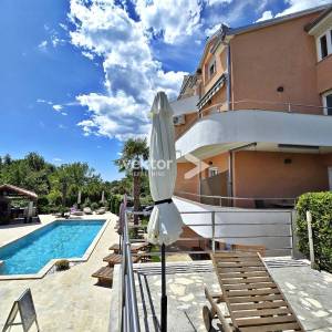 Opatija, okolica, atraktivna kuća s bazenom, idealna za investiciju