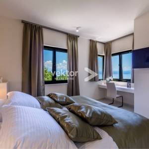 Opatija, okolica, moderna novogradnja s bazenom i pogledom na more