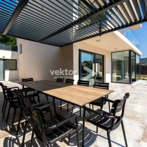 Opatija, okolica, moderna novogradnja s bazenom i pogledom na more