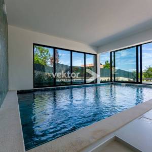 Opatija, okolica, moderna novogradnja s bazenom i pogledom na more