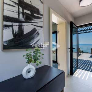 Opatija, okolica, moderna novogradnja s bazenom i pogledom na more