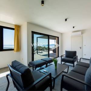 Opatija, okolica, moderna novogradnja s bazenom i pogledom na more