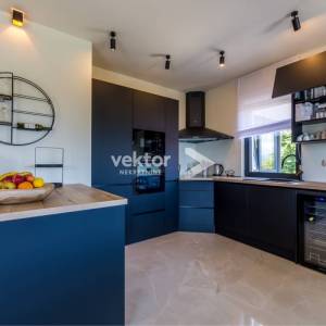 Opatija, okolica, moderna novogradnja s bazenom i pogledom na more