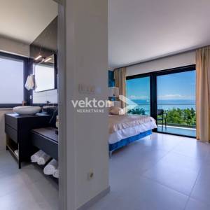 Opatija, okolica, moderna novogradnja s bazenom i pogledom na more