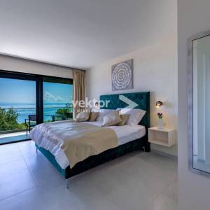 Opatija, okolica, moderna novogradnja s bazenom i pogledom na more