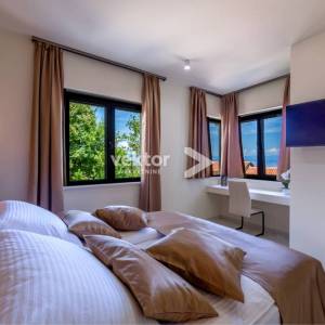 Opatija, okolica, moderna novogradnja s bazenom i pogledom na more