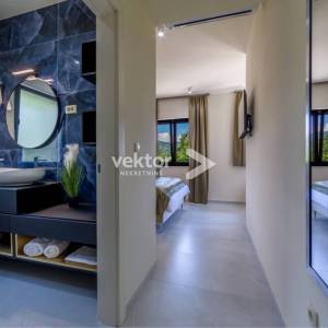 Opatija, okolica, moderna novogradnja s bazenom i pogledom na more