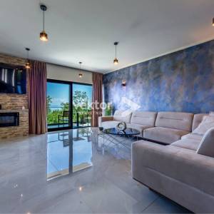 Opatija, okolica, moderna novogradnja s bazenom i pogledom na more