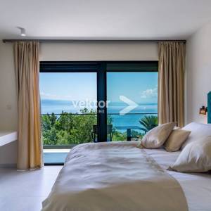 Opatija, okolica, moderna novogradnja s bazenom i pogledom na more