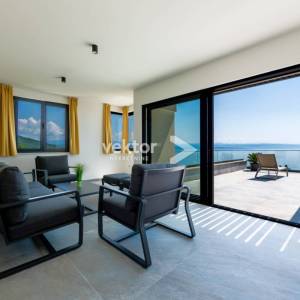 Opatija, okolica, moderna novogradnja s bazenom i pogledom na more