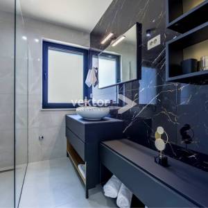 Opatija, okolica, moderna novogradnja s bazenom i pogledom na more