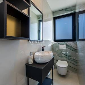 Opatija, okolica, moderna novogradnja s bazenom i pogledom na more