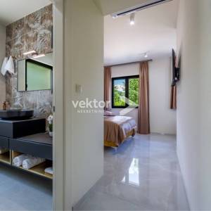 Opatija, okolica, moderna novogradnja s bazenom i pogledom na more