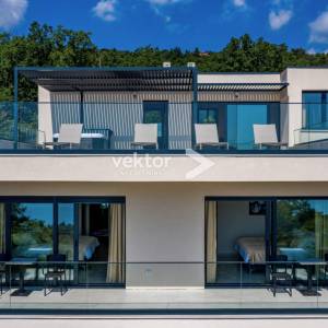 Opatija, okolica, moderna novogradnja s bazenom i pogledom na more