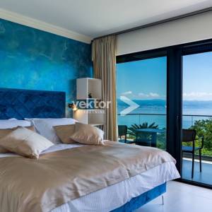 Opatija, okolica, moderna novogradnja s bazenom i pogledom na more