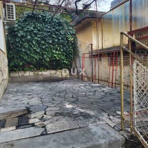 OPATIJA, VOLOSKO - Stan 75m2 odmah do mora, 2S+DB, 1.kat, terasa, parking+okoliš 400m2 za najam